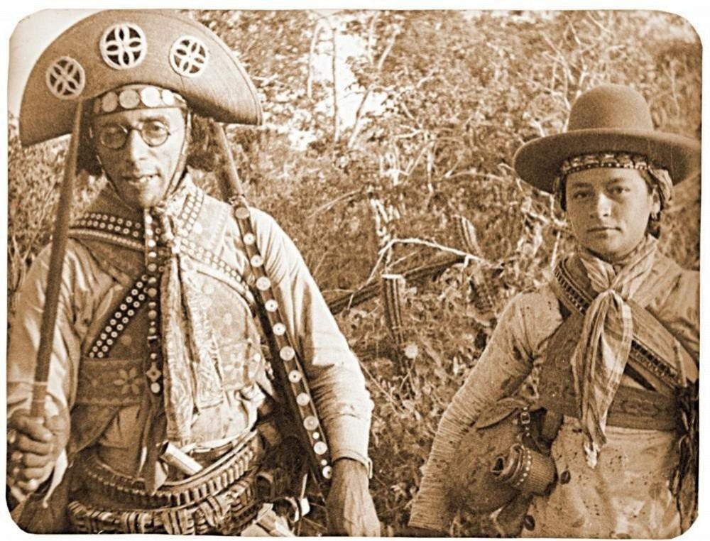 Image of Lampião and Maria Bonita. In the background, caatinga vegetation.